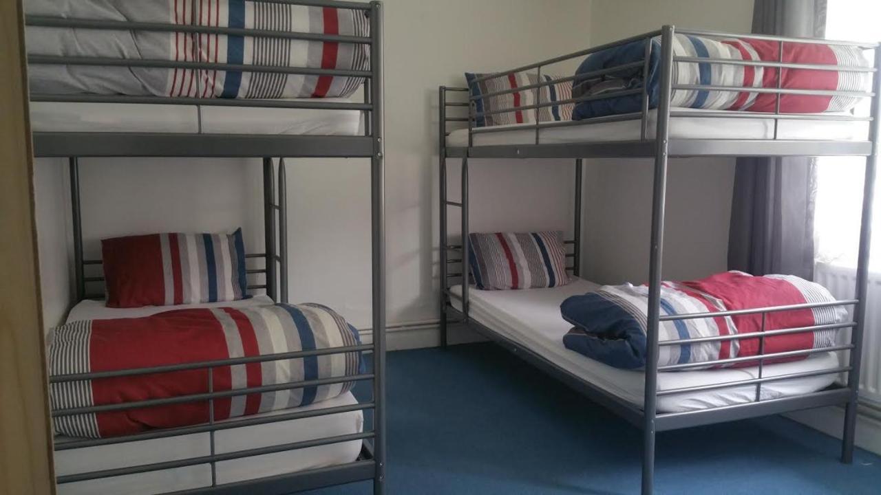 The Queens Hostel Лондон Экстерьер фото