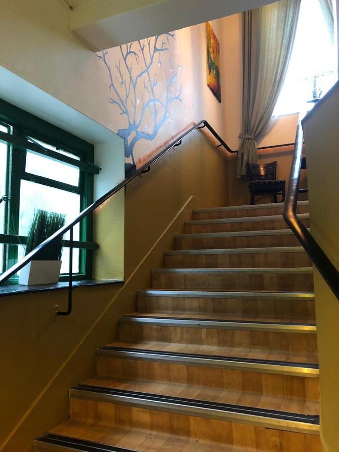 The Queens Hostel Лондон Экстерьер фото